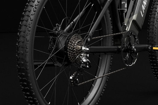Vélo électrique de ville LANKELEISI RX600PRO équipé d’un dérailleur arrière Shimano à 8 vitesses