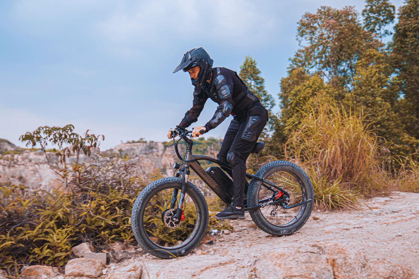 Lankeleisi MG740PLUS VTT électrique en mode aventure sur parcours montagneux