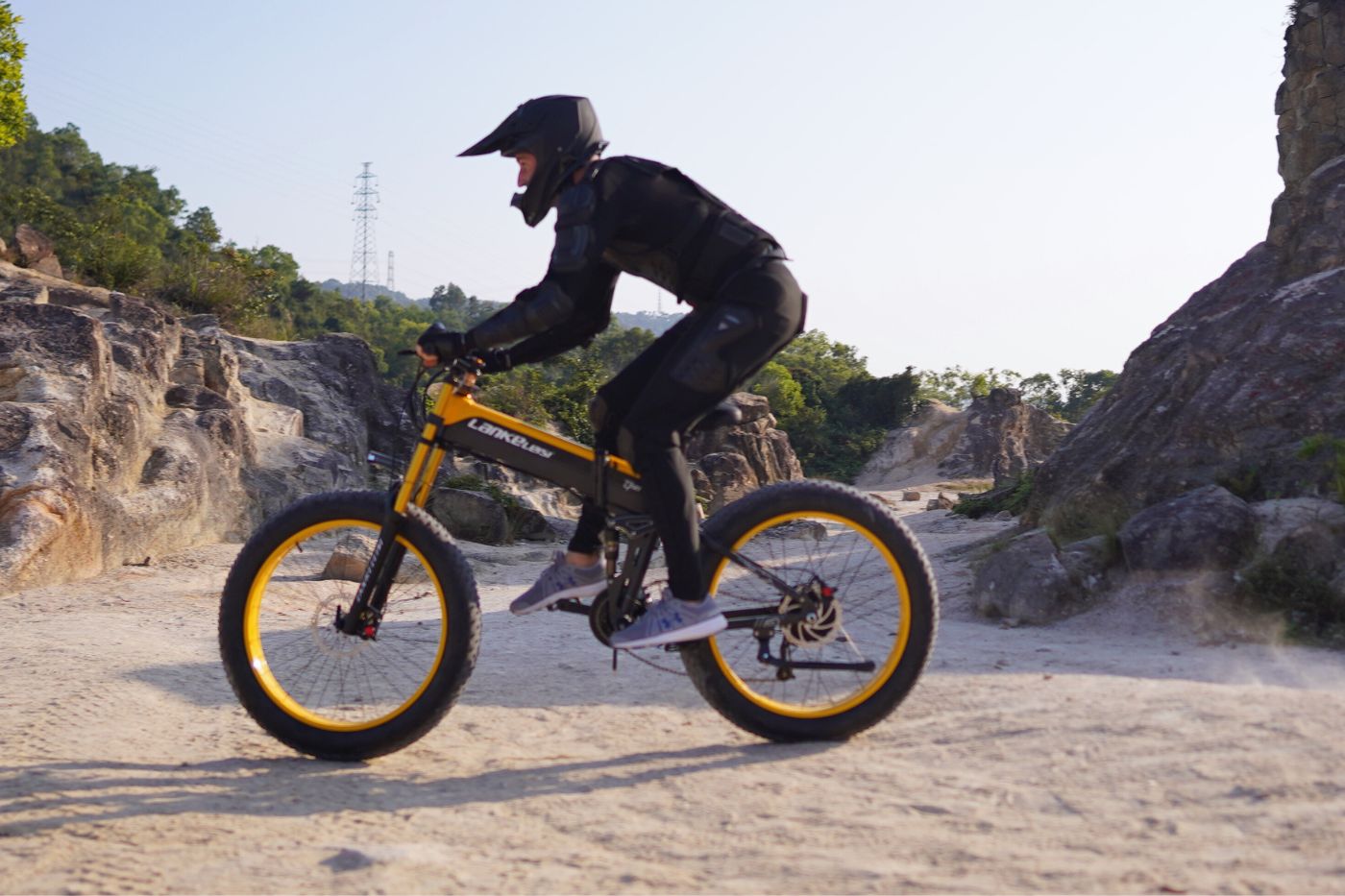 Vélo électrique LANKELEISI XT750PLUS en sortie tout-terrain