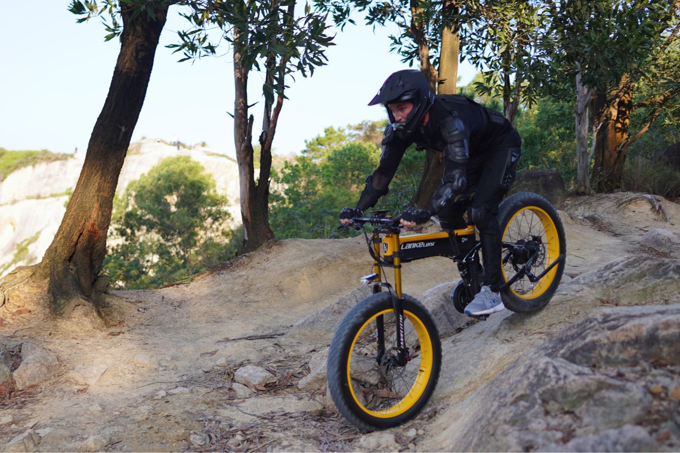 Vélo électrique tout-terrain LANKELEISI XT750PLUS en randonnée tout-terrain